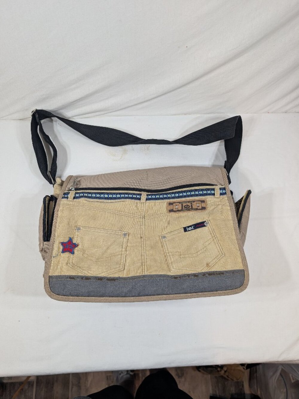 L.e.i Messenger Bag